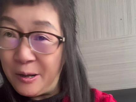 ◆哀歌 白露时节的芦苇到了大雪时节就韵态萧条了横店晴好的天色,杭州只配搬走一半白素贞吐一口气,小司便玉树临风,一甩袖就是满城西湖荡漾的春光她一摆尾,就是一个小霓霓打动我的是他身上的臭味,魂里的淤泥猫在横店过冬。清理破事也简单掉了的叶子,熬死的花草都堆成了肥我为自己制造了多少荒唐,比如小司的仄韵小霓霓的平韵,瓮声瓮气的,满是阴冷所谓门当户对。我家门大过了头顶的蓝天小鬼和狐狸进来就找不到北到年尾了,今年死了很多人我知道死亡的味道,和一些人身上的味道差不多2024年我要禁欲,骂人不骂他妈的用老男人的生殖器,它们轻飘飘的伤害不大哎呀,认识了小霓霓后,那些干净的味道再不能对我的味