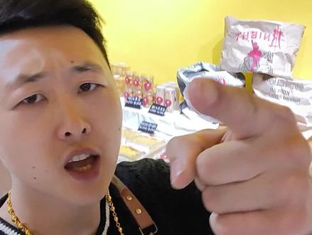 如何把蛋糕“毫发无损”地带回家?
好不容易拿到一个完美的蛋糕,结果上车一个急刹车,蛋糕撞到车门上,瞬间“毁容”。怎么带蛋糕回家,其实有技巧。
第一,不要把蛋糕放在副驾驶座位上,那是“死亡座位”。要放在后排地板“脚垫”上,那里最平稳,且不会滑动。第二,如果你的车是SUV,后备箱是“死亡地带”,因为后备箱颠簸最厉害,而且夏天后备箱温度极高。第三,开车时,避免急加速、急刹车,转弯要慢。
如果是坐出租车或者网约车,把蛋糕放在腿上,双手捧着,别放座位上。如果路途远,提前跟商家要两个“冰袋”,放在蛋糕盒旁边降温。
蛋糕的最后一公里,掌握在你自己手里。#蛋糕运输 #蛋糕翻车 #蛋糕定制 #烟台蛋糕 #烟台蛋糕定制