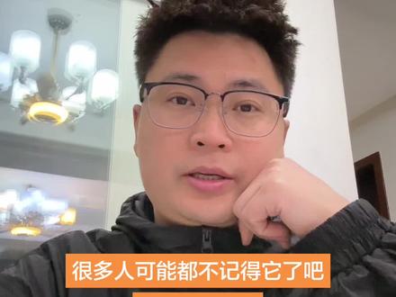 好多人可能都不知道这个曾经的棉织品性价之王,刘德华还代言了的好像。
#服装品牌#服装品牌故事#班尼路#黄渤出名之前