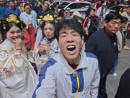 啊啊如果没有他你还爱我吗?路人都说爱我! #如果没有他你还爱我吗翻唱 #精神状态belike #放飞自我系列 #路人视角 #街头唱歌挑战