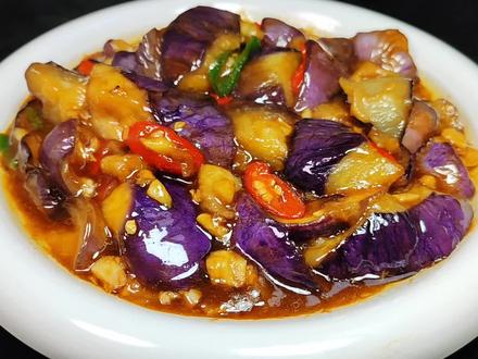 做红烧茄子,直接下锅或油炸就错,教你一招,不吸油不变色