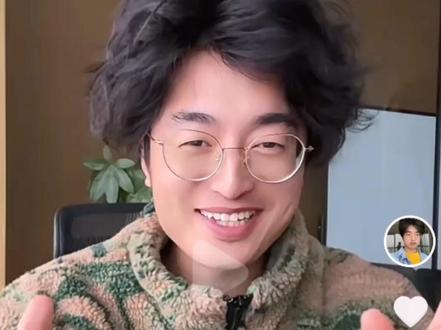 AI歌曲版权怎么拿?杨平真实案例:免费版不行,必须这样操作! 成都Yapie程序员哥(杨平)用DeepSeek+MakeBestMusic,只花2小时做出《七天爱人》,网易云播放200万+,单首版权卖出五位数!关键在于:必须开通MakeBestMusic付费订阅,在订阅期间生成歌曲,才能获得永久商用版权(到期不收回),还能下载授权证书。免费版只能试听,商用风险很大!想复制这个AI一人公司赚钱模式?保存视频,跟着步骤试试~过程证据很重要:提示词记录 + 订阅截图 + 人类修改痕迹。AI音乐版权2026还在更新,建议大家查官网最新协议再操作。你也想用AI写歌吗?评论“教程”我发提示词模板!#AI写歌 #MakeBestMusic #杨平 #AI版权 #AI变现 #一人公司 #抖音音乐人 #程序员创业