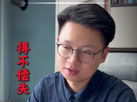 物理外挂不读内存不绕防护就无罪? 5月中旬开始,OBS吸附外挂大规模爆发,很多主播都在用。5月18号三角洲官方封禁了5万多个账号,并且明确表示已经完成了对该类外挂的逆向分析,以后可以检测到了。
但5月下旬,外挂产业又迎来了一次终极进化——电动鼠标,物理外挂。超高速摄像机识别画面特征,配合3D移动导轨和玻璃材质鼠标垫,鼠标垫自己移动,你的手只要放在鼠标上点左键就行。不读内存、不碰数据、不绕防护,很多人觉得自己无敌了,很多律师也在论证这种行为不构成犯罪。
但太阳底下没有新鲜事。游戏厂商有大量专家,有非常多方式检测异常射击行为,一旦检测到,封号10年起步,不跟你商量。
更关键的是,即便最后做到了无罪,你至少要在看守所待37天,退的钱比赚的还多。走这么一遭,处理不好可能还得留个案底,得不偿失。
#长沙刑事律师梁方直 #三角洲行动 #AI吸附 #抖来普法#计算机犯罪辩护律师
