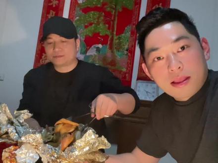 和海哥一起烤土鸡,一只鸡不够吃,连鸡美丽和鸡头都抢完了