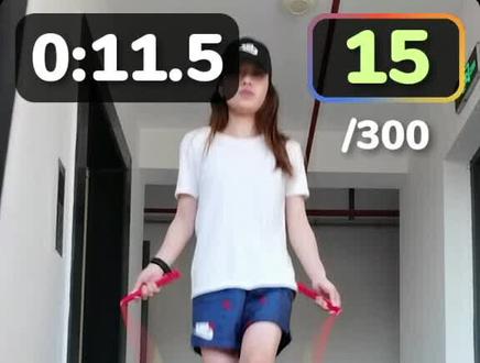 #天天跳绳app 这个app太变态了哈哈哈哈,靠摄像头捕捉跳起次数,不达标就不能到下一关…刷个5000…跳绳不扎头发是因为扎了头发跳会坠坠的很痛,帽子勒紧了一样不会掉