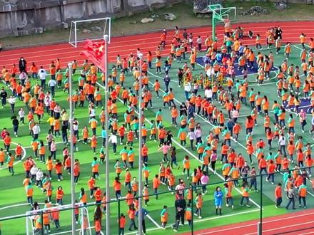 重庆一小学因地形限制,将运动操场设在楼顶。#8d魔幻山城重庆