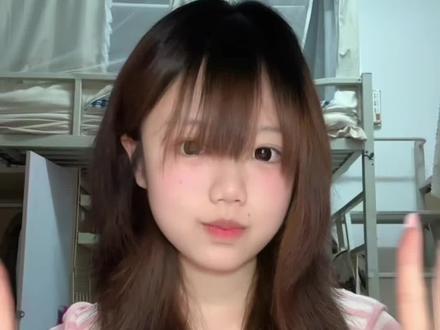 有没有学会这个好简单! 卷完喷定型喷雾会更持久#发型教程#日系斜刘海 #刘海教程