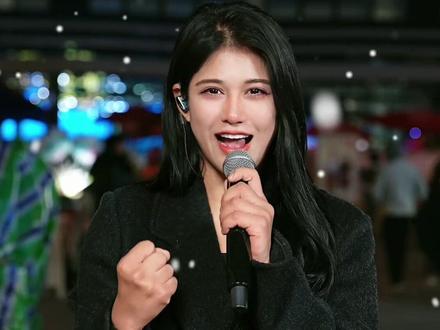 师父郭有才认识一年半啦,
印象最深刻的还是我过生日那次,热闹又暖心。
那时候我就偷偷许愿,希望往后每个生日,
都能有师父在身边。
一转眼,我们心里那个靠谱的大男孩,就要结婚啦!
真心盼着你往后三餐四季都安稳,岁岁年年都幸福平安。
师父你就是我人生里的贵人,从遇见你的那天起,
我就一直跟在你身后,学着长大,学着扛事。
谢谢1915的每一份支持,更感谢我1588的家人们,
是你们陪着我,也陪着我们师父
走过一程又一程~大家辛苦了,@郭有才(今晚7点相约海澜飞马水城共赴跨年#一五班#一直爱一直在#郭有才