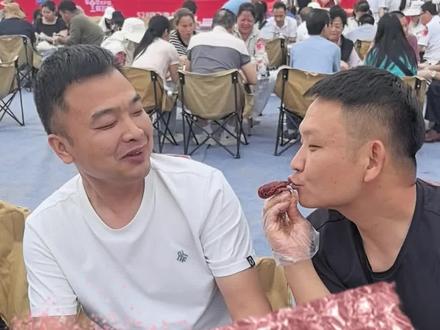晓飞歌品牌日,龙虾宴还真是免费吃到哒。开心。#晓飞歌 #我的真实生活记录 #创作者中心 #创作灵感 #小满哥移动补胎