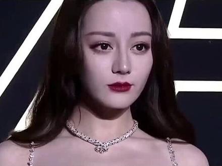 #女明星 迪丽热巴为了事业终于犯规了,引来了一片嘘声
