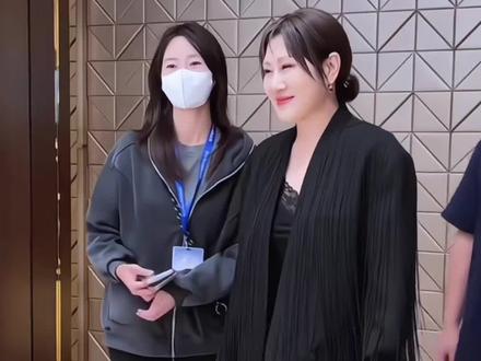 有趣一幕出现了!张凯丽因不得体穿搭被热议,刘晓庆的话得到印证#真实故事 #人物故事 #张凯丽