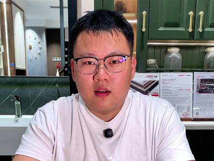 🏠全屋定制避坑:板材切口这样处理才耐用 板材现场切割后绝不能裸边外露❌
裸切面会受潮发霉💧、崩边开裂、变形起翘,高端定制必须做好封边防护✅
🔧四种标准处理方法
1️⃣ 现场同色手工封边🥇
用同款同色 PUR / 热熔封边条,加热贴合切面,修边打磨平整,颜值最高、防潮最强👍
适合:衣柜层板、侧板、背板、常规裁切位置
2️⃣ 同色收口条压边🛠️
L 型 / U 型工字收口条 + 免钉胶固定,包住切割断面
适合:靠墙、吊顶、地面裁切收口处
3️⃣ 同色美容胶密封🧴
隐蔽位置打防霉同色美容胶,封闭缝隙切面
⚠️只做辅助,不能代替正规封边
4️⃣ 防潮封闭漆涂刷🎨
背面、看不见的隐蔽切面,刷封闭底漆 / 防潮清漆
锁住基材、隔绝潮气、抑制甲醛散发
❌工地严禁错误做法
▪️切割后不做任何处理直接安装
▪️只用普通玻璃胶随便糊一下
▪️乱用色差封边条,拉低整体质感
💎高端定制施工标准📏
✅能工厂精切,绝不现场裁切
✅现场切一块、立马封一块,不留裸边
✅封边条同色同纹理,无毛刺无崩边
✅靠墙落地切面:封边 + 美容胶双重密封#深圳全屋定制 #香港全屋定制 #装修 #全屋定制 #收口细节