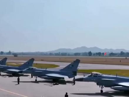 八一飞行表演队出席新加坡航展#八一飞行表演队和平使者 #军事外交的中国智慧 #新加坡航展六国空军同台 #为中国空军点赞