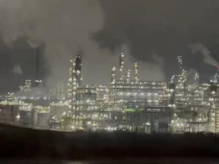 #夜晚下的化工厂 高速远眺,电视剧《大江大河》里宋韵辉的“东海化工”原型,亚洲最大的炼化基地,宁波镇海炼化,规模壮观,路过都感觉非常震撼,千亿级产值撑起中国工业脊粱👍👍👍