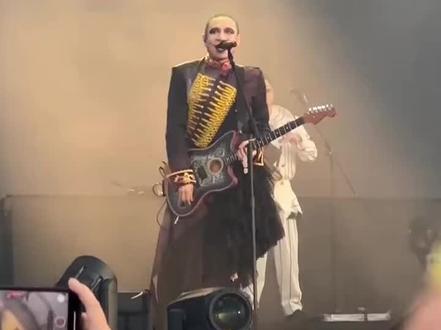 二手玫瑰开炸 嗨翻全场🎸🥁 唢呐一响,神魂颠倒,梁姨一扭,全场疯掉✨ #2026北京草莓音乐节 #二手玫瑰