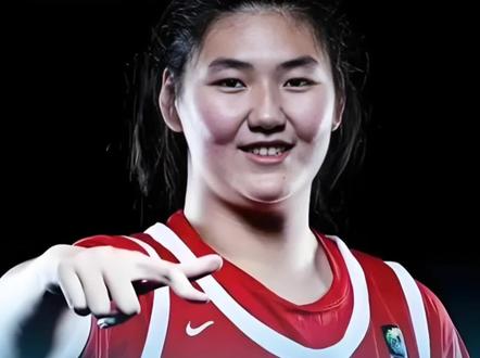 #张子宇中国女篮 #创作者中心 #创作灵感 #抖音热门 就在今天,北京时间3月11日19点,中国女篮世预赛就要开打,这场比赛是中国女篮坐镇武汉主场迎战马里女篮。这场比赛非常值得期待。而且根据CCTV5 的直播表来看,将会全程直播!根据国际篮联给出的排名来看,中国女篮是排在第五名,而马里女篮则是世界排名到了21名,两支球队在名次上是有较大的差距的,所以实力两支球队不用多说,肯定是中国女篮占据优势的。并且在上一届女篮世界杯的比赛过程中,虽然在正赛上没有遇到,但是在2022年2月份的世界杯预选赛上,中国女篮和马里队相遇了。当时的中国女篮国家队是由郑薇教练带队,最终是中国女篮84:64,20分大胜对手。在这场比赛中,中国女篮开局就展现出了强大的内线优势,当时是李月汝、韩旭坐镇内线,打出了一波15:0的得分潮,第一节比赛结束,中国女篮就22:10拿到12分的领先,在这种情况下就已经奠定了这场比赛。本次的12人大名单是由中国女篮的三大内线同时作战:韩旭、李月汝和张子宇。宫鲁鸣教练在镜头面前毫不掩饰的说出了非常令人骄傲的观点:“我们的内线是世界一流的”。不管是张子宇个人,还是中国女篮国家队的教练组。对于这件事情,既然不可避免,那就大胆的去迎接这种对抗。这是张子宇成长之路上必然经历的。今天晚上比赛就要开打了,大家心目中的首发阵容是谁呢?