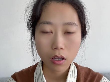 考前必看,答题卡及演草纸使用指南 考场上的每一分钟都至关重要!紫云老师把考场上所有能帮你提分、避坑的细节都整理好了!全是实操干货,建议立刻收藏,考前再看一遍!
答题纸规范 | 卷面分拿到手软
文科生: 带把尺子比着写,字再丑也能排整齐!卷面分get!
数学党:
选择题做完 立刻涂卡!别等最后!
答题区用尺子轻轻画条 虚线中轴,左右分栏写,思路清晰,卷面超加分!(如图2所示)
第17题 地方小,字要小而精,千万别写到别的题的区域!
草稿纸终极用法 | 一张变N张
核心技巧: 先对折,再三对折,一张纸秒变 12个独立演算区!(看视频学操作!)
考前先问: 举手问监考老师草稿纸能用几张,策略不同!
这样分区,方便检查,思路不乱,一张草稿纸用到考试结束!
终极“保命”提醒 | 千万注意
铃响必须停笔! 监控下,任何小动作都可能被举报,得不偿失!
所以,再次强调:选择题一定要提前涂卡!
宝子们,你们已经准备了那么久,最后一步就是完美发挥!相信自己,沉着冷静,你们一定没问题的!
#考研数学 #吴紫云 #26考研 #考前准备 #考研冲刺