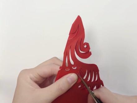 五折巧剪!纸韵生花!一起动起来 五折剪纸是传统剪纸中常用的折叠技法,通过五次对称折叠再裁剪,一次成型,图案均匀对称、精巧美观。它考验耐心与创意,作品富有韵律感,是简单又神奇的民间剪纸技艺。#剪纸艺术传承 #非遗 #剪纸教程