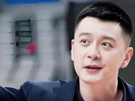 杨鸣正在解说湖骑战专业幽默双在线@抖音热点 @抖音粉条#抖音体育#辽宁男篮#杨鸣