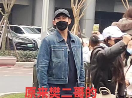 樊二哥的洞洞鞋真的有毛~😂#你才是镜头焦点 #街头穿搭 #在街边拍出随意感 #街拍趣味视频 #倪菘阳