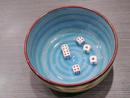 尝试在某音上学来的博饼摇骰子技巧,祝大家中秋节快乐! #骰子 #骰子游戏 #陀螺 #摇骰子 #陀螺玩具