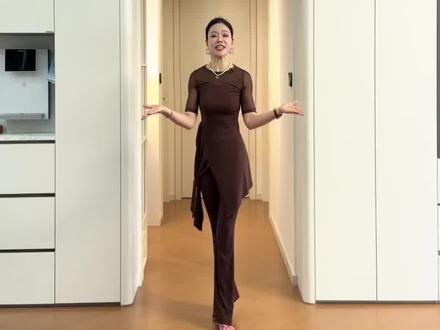 #热门 火遍全网的裁判拉丁舞,0.5倍速口令教学版本来啦,动作详细分解,还没学会就只能打飞滴来找我,我亲自教你啦!一起跟练起来吧,全民恰恰恰,祝大家不发福只发财#拉丁舞#裁判拉丁舞#火遍全网#上热门