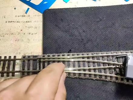 #火车 自动小矿车火了,它又是怎么自动选道的?#火车模型 来看弹簧道岔的工作原理