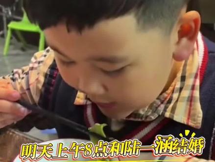 娃一本正经跟家里宣布要“结婚”,爸爸觉得又意外又好笑。网友:现在参加“婚礼”来得及不?#正式通知大家我们要结婚了#萌娃搞笑日常#小人精太可爱了#爸爸带娃 (责编:姚瑶 编审:张宇 监审:董杰)