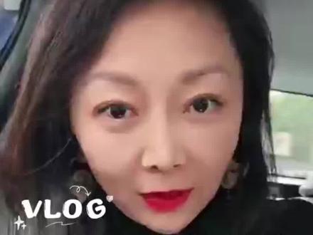 随着 Seedance 2.0 的发布,中国 AI 正式告别了“蒸馏与追随”的时代,迈向了真正定义全球最高水平的新阶段。如果说去年的 DeepSeek 是在开源路径上的极致优化,那么 Seedance 2.0 则是在多模态领域让硅谷感到“代际压力”的杀手锏,甚至在物理特性与原生音画同步上超越了 OpenAI 的 Sora。作为一名连续五轮重仓、累计投入近 2 亿美元的投资者,我的这份坚定源于对字节跳动底层逻辑的深刻认知:算力可买,但数据无价。字节坐拥 2 亿内容创作者,这个全球最大的单一内容经济体产出了全世界最稀缺、最普适的训练数据,使其对世界的理解力无可匹敌。2023 年我们选择略过其他大模型公司而孤注一掷字节,正是看准了这种从生产到分化的全产业链闭环。如今,这种“中国模式”正通过强大的算法出口全球,Seedance 的爆发不仅是技术的胜利,更是中国 AI 第一次真正站在世界之巅,改写全球内容产业的游戏规则。