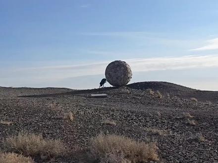 克拉玛依后山几位高人摆的石头造型