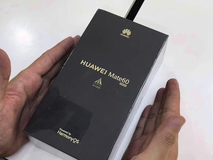 华为mate60标准版 黑色开箱体验 相比Pro手感好很多 但配置也降了