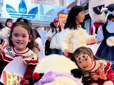 现在可爱的胡胡是姐妹的新朋友哦
#熊猫计划对全家的笑点很友好#熊猫计划之部落奇遇记