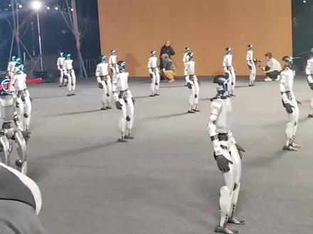 兄弟表演完你是要去哪里呀 #机器人总动员 #生命在于运动一起锻炼吧💪 #每个动作都是用汗水换来的 ##机器人武术 #春晚机器人跳舞