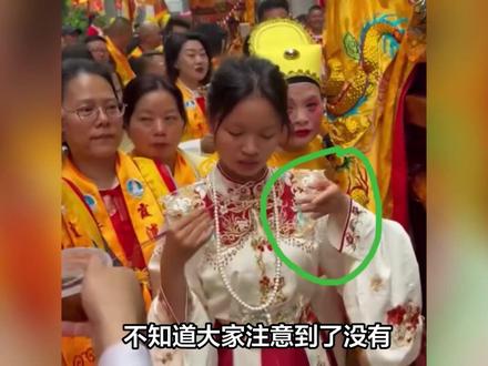 不知道大家注意到了没有?湛江妈祖阿童有一个特别引人注目的动作