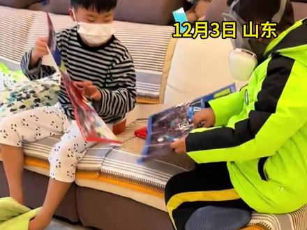 小男孩流感居家休息,好朋友戴防毒面具来探望#好朋友 #流感