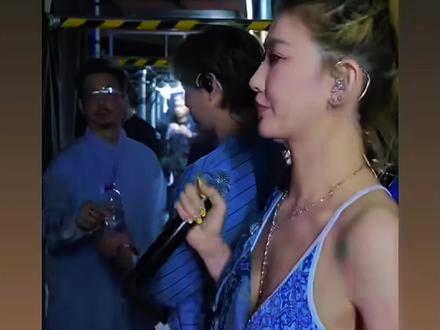 《百分百感觉》20年首度同台😭开口全是青春 精彩后台花絮…
方力申首个红馆演唱会,全场第一个“回忆杀”来自陈晓东、周励淇及李彩华的世纪合体,四人首度同台合唱《两男一女》及《十分·爱》。
“究竟有多少人看過《百分百感觉》?”随着方力申在台上的提问,全场欢呼雷动。那一刻,许乐、Jerry、Cherie、芳芳如同穿越时空。20多年前,他还是个靓仔学生;20年后,他用漏斗比喻人生,感叹多年来的经历在当晚全数实现。
🔥非常期待下个月!
🔥陈晓东2026年6月19日红馆演唱会
🔥再续青春💕💫
💕愿合体再现六月红馆
#陈晓东#李彩桦#方力申 #百分百感觉#陈晓东2026香港红馆演唱会