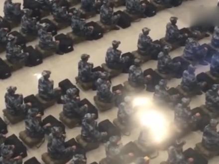 中国军人在车站候车震惊各国,老外连连惊叹,自信的样子令人震惊