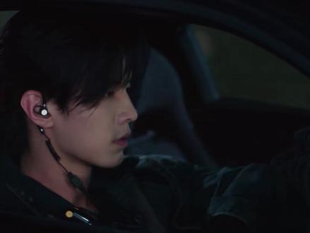 神之倒档冲线。BGM完美适配。#何与 #双轨 #因为一个片段看了整部剧 #我们的纪念