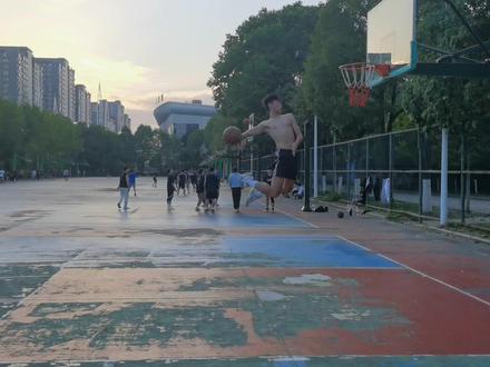 篮球可以不扣进,但篮筐必须扣碎!#篮球🏀 #扣碎篮板