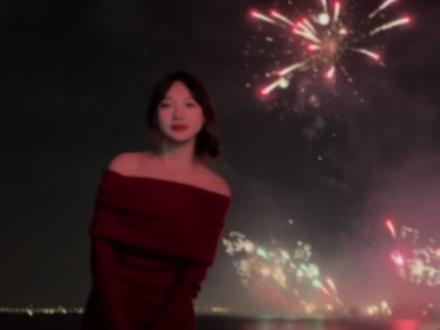 此视频拍摄于2025年1月1日凌晨厦门彩虹沙滩 和好朋友一起在海边放烟花跨年 跨完年堵的水泄不通手机也没信号 我们走了好远的路才打到车 但是也好幸福 距离2026年只剩10天了我们总以为人生无限漫长可一转眼一年又过去了#烟花🎆 #海边 #跨年 #朋友镜头下的我