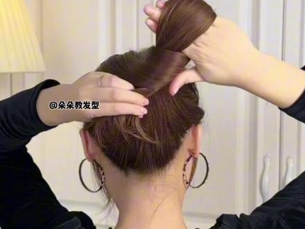 外出没有皮筋也没有发饰的情况下,可以试试这个盘发,徒手就能扎,真的太方便了#发型教程#无皮筋扎发 #简单易学