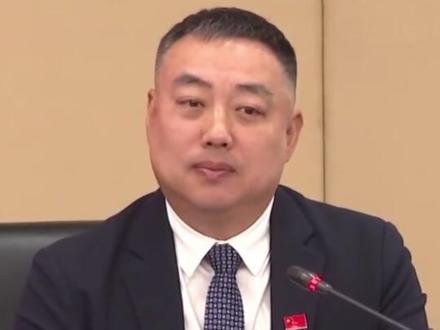 刘国梁卸任中国乒协主席,总结发言时数次哽咽落泪。刘国梁:自己像在参加毕业典礼,乒乓球于我是事业,更是融入血脉的信仰。#刘国梁 #王励勤 #刘国梁卸任中国乒协主席 #国乒