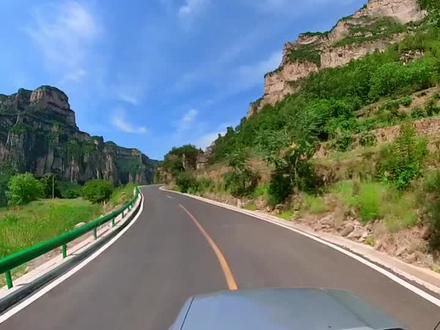 “神龙弯挂壁公路”位于山西平顺县井底村,全长1526米、公路完全悬在半山腰,此挂壁公路共有39个窗口,离山顶300多米、距沟底500多米,历经14年的时间开凿而成,是贯通山西、河南的一条必经之路,此公路无比震撼,实乃世界奇观!#悬崖峭壁 #挂壁公路 #大自然的鬼斧神工 #网红公路 #景点打卡