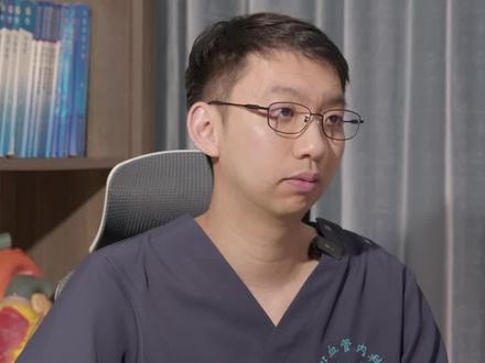 为什么高血压患者必须补钾?怎么补钾才正确? 研究显示60%以上的高血压患者钾摄入不足,会直接影响对血压的控制。中国人的饮食结构很容易缺钾,营养学会建议每日要补钾3600毫克。钾是一种电解质,是人体必备的元素。钾可以对抗高钠,能促进肾脏排出多余的钠。
人体每增加1000mg的钾摄入,收缩压平均可以下降3-5mmHg。而且钾离子可以直接舒张平滑肌,可以降低血管的阻力保护血管。缺钾容易引起心律不齐,尤其是对心衰的患者风险更大。有研究显示用含钾的低钠盐替代普通的盐,中风的风险可以降低11%,全因死亡风险也可以降低11%。
我此前也列举了很多富含钾的食物。但是要注意,补钾并不是越多越好,一定要安全的补钾,健康人无需使用补充剂,过量补钾可能导致高钾血症,严重的会引起心律失常。
还有就是一些肾功能不全的患者要特别注意,因为排钾能力比较低血压会过度下降。再就是服用螺内酯这类保钾药的患者,需要谨遵医嘱去补钾,避免发生危险。
#补钾 #高血压 #控制血压 #肾功能不全 #低钠盐