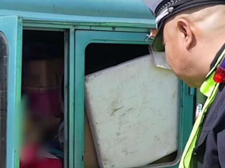 “多大年龄了?两个0!”百岁老人撞车后不找儿女,坚决自己处理。为暖心劝说的交警点赞!也提醒广大网友,行车一定注意安全!(人民日报记者 焦思雨)