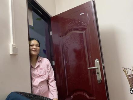 半夜敏锅肚子饿了,老肥立马放下手头工作,煮上香香的面条给她吃