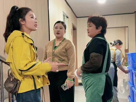 龙岩莲山寺旁边这家开了二十多年的诏安羊肉火锅,一栋四层楼只卖羊肉火锅,每天都要卖几百斤的羊肉~~~#羊肉火锅#巷子里美食#烟火小店#美食探店# 特色火锅@蔡蔡不菜