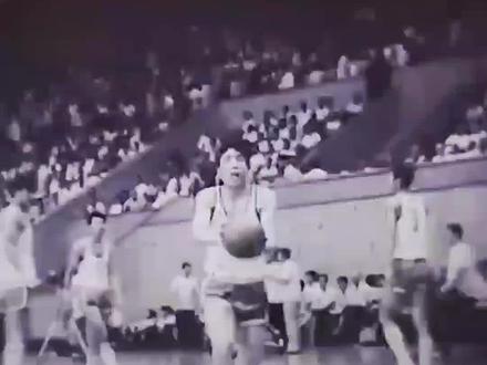 在内线肉博的时代硬刚NBA冠军队,堪称CBA的公牛队。现在的年轻人可能不知道曾经八一队到底有多强,其每一位球员才是真正的国手。
#篮球 #八一队 #CBA