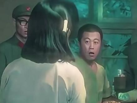 蒙生收到一封信,打开信封里掉出一枚带血的军功章
盼盼: 赵叔(划掉)赵首长,当您看到这封信的时候我已经去找我父亲了,我们一家人终于不被人欺负终于团聚了。乡里恶霸要占我家的地说有越南老板来种甘蔗,我奶奶找他们理论不成还被他们用甘蔗打倒,没抢救过来已经去世了,他们还来家里羞辱我母亲,母亲不堪受辱,已经悬梁自尽,我告到了县里,可没想到他们沆瀣一气,把我殴打了一顿,还打断了我一条腿,怀里的军功章也被血染红,他们还嘲笑我说这军功章就是破铜烂铁,连个馍馍都划不来,赵叔我好冷,我拉紧了衣服,我看到父亲母亲奶奶在向我招手,父亲还问我,你赵叔还好吗,我不知道怎么回答,赵叔这枚功章我留着也没用了,您看能不能用它把我爸爸的尸骨运回来,把我们一家葬在一起,盼盼不想到了那边身边还是没有爸爸还被人欺负。背面还写了几行大字赵叔,妈妈到临终都没说爸爸是怎么牺牲的,赵叔您能告诉我吗?等到赵蒙生赶到的时候,盼盼正好从楼上一跃而下,径直砸到蒙生身前,血溅了她一身,这时一张照片正好飘到跟前,照片上赫然是他跟连长的合照,照片的背后写着两行字,一行是有事就去找你赵叔,那是爸爸的好兄弟亲哥们,另一行则是爸爸你骗人,赵叔也没保护我们#盼盼被欺负 #赵蒙生