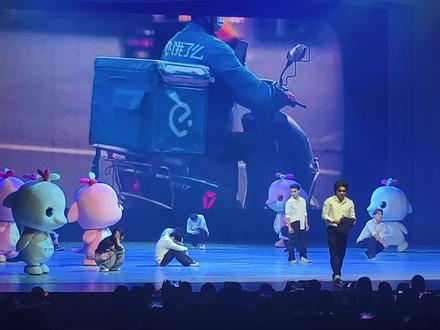 我真的好喜欢大湾鸡,呜呜呜看到这段我都哭了,这个世界上不能没有大湾鸡#盛大的狂欢后是无尽的戒断反应 #大湾鸡 #南山大剧院 #喜洋洋乐融融 #巡演